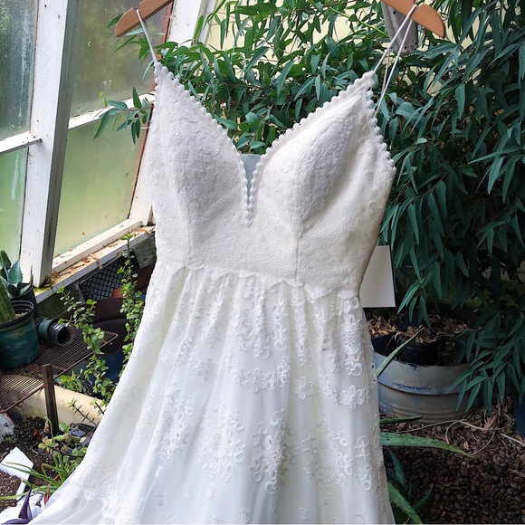 Floral Lace Wedding Gown NWT - Picture 3 of 8